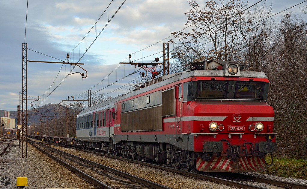S 363-025 zieht lehren LkW-Zug durch Maribor-Tabor Richtung Rangierbahnhof Tezno. /3.1.2013