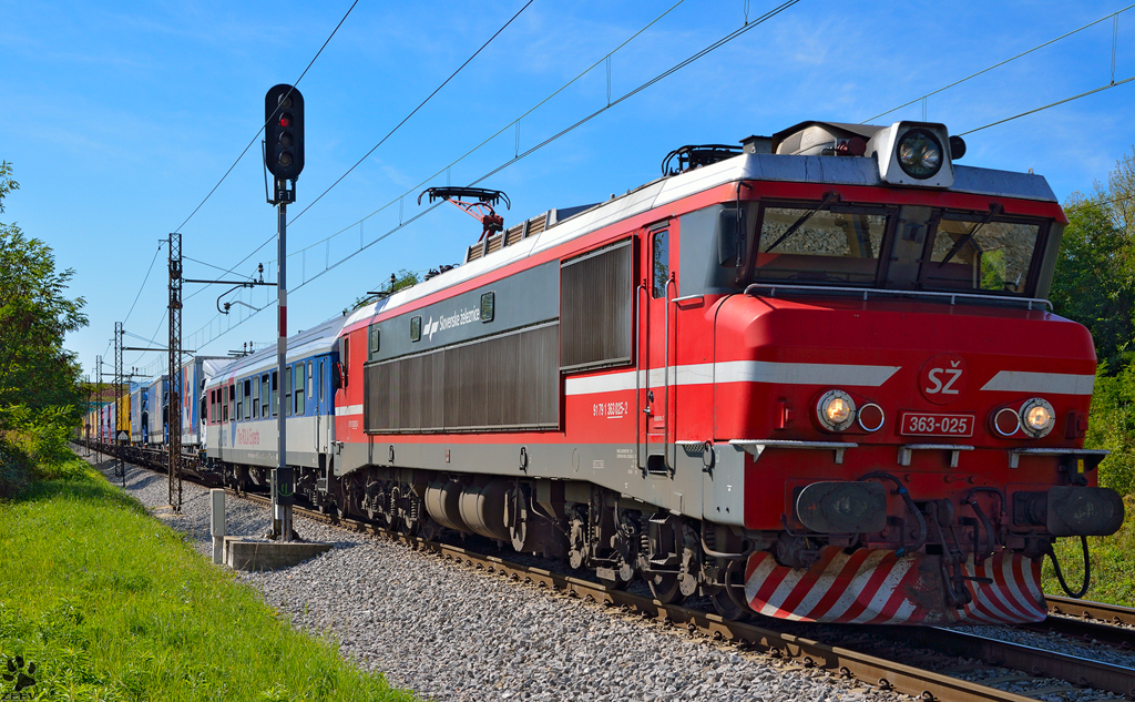 S 363-025 zieht LkW-Zug durch Maribor-Tabor Richtung Norden. /22.9.2012