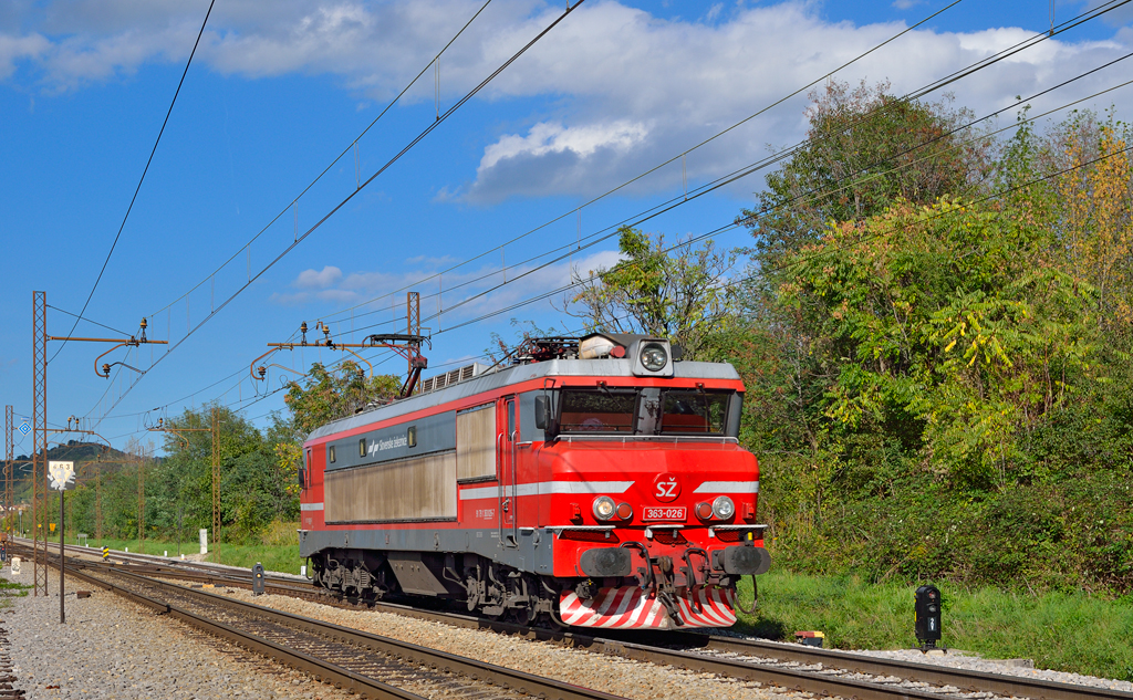 S 363-026 fhrt als Lokzug durch Maribor-Tabor. /25.9.2012