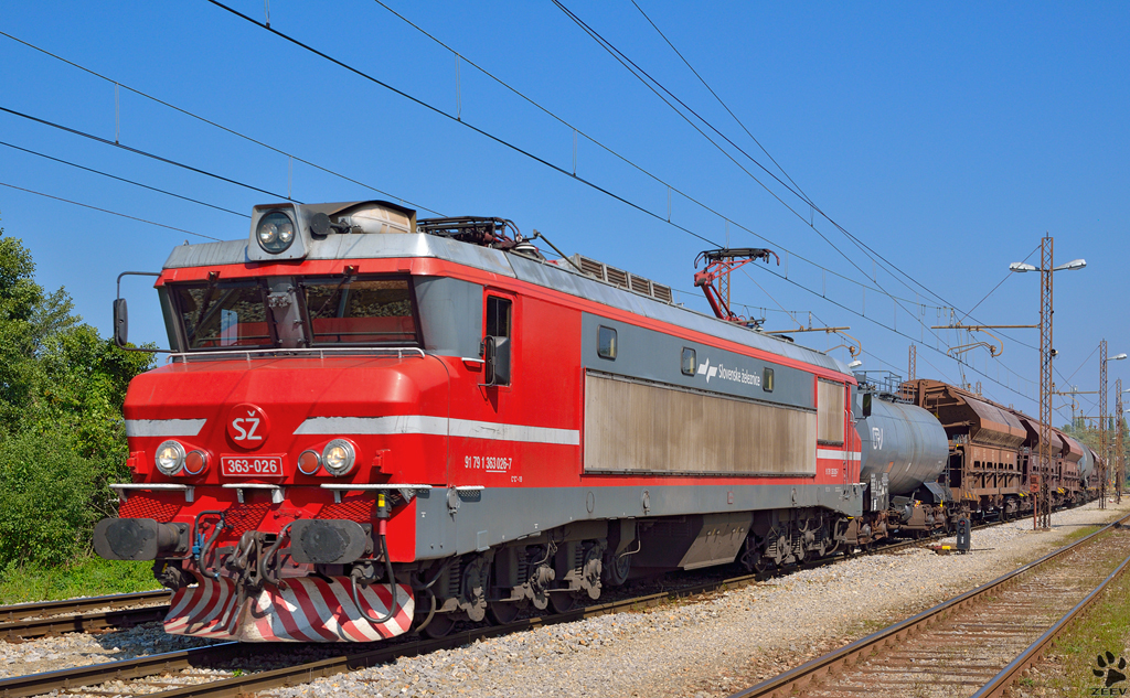 S 363-026 zieht Gterzug durch Pragersko Richtung Sden. /18.9.2012