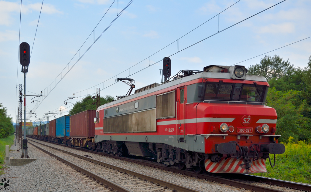 S 363-027 zieht Containerzug durch Maribor-Tabor Richtung Norden. / 11.8.2012