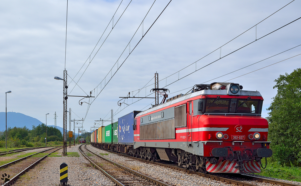 S 363-027 zieht Containerzug durch Pragersko Richtung Norden. /7.9.2012