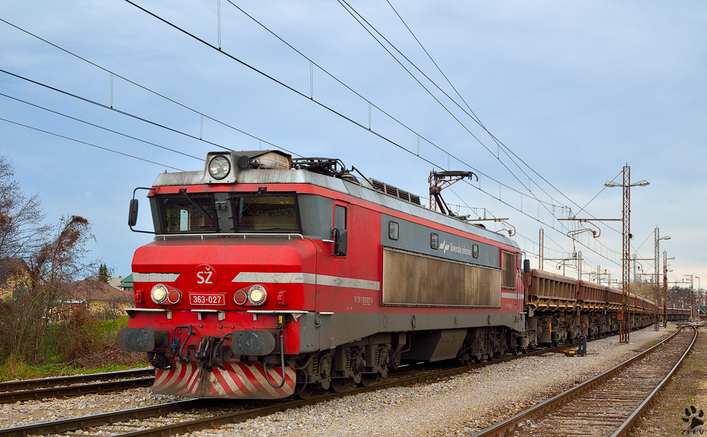 S 363-027 zieht Gterzug durch Pragersko Richtung Sden. /27.11.2012