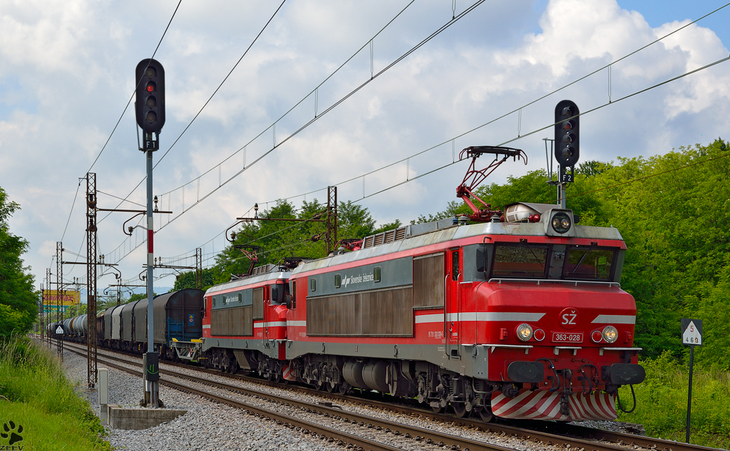 S 363-028+363-019 ziehen Gterzug durch Maribor-Tabor Richtung Norden. /6.6.2013