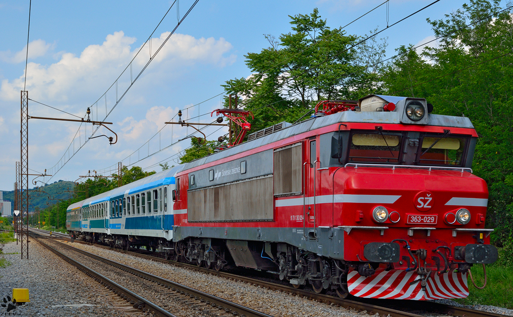 S 363-029 zieht Personenzug durch Maribor-Tabor Richtung Ljubljana. /16.6.2013