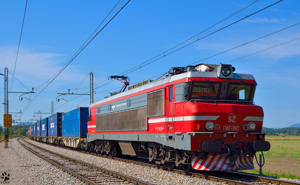 S 363-031 zieht Containerzug durch Pragersko Richtung Norden. /29.8.2012