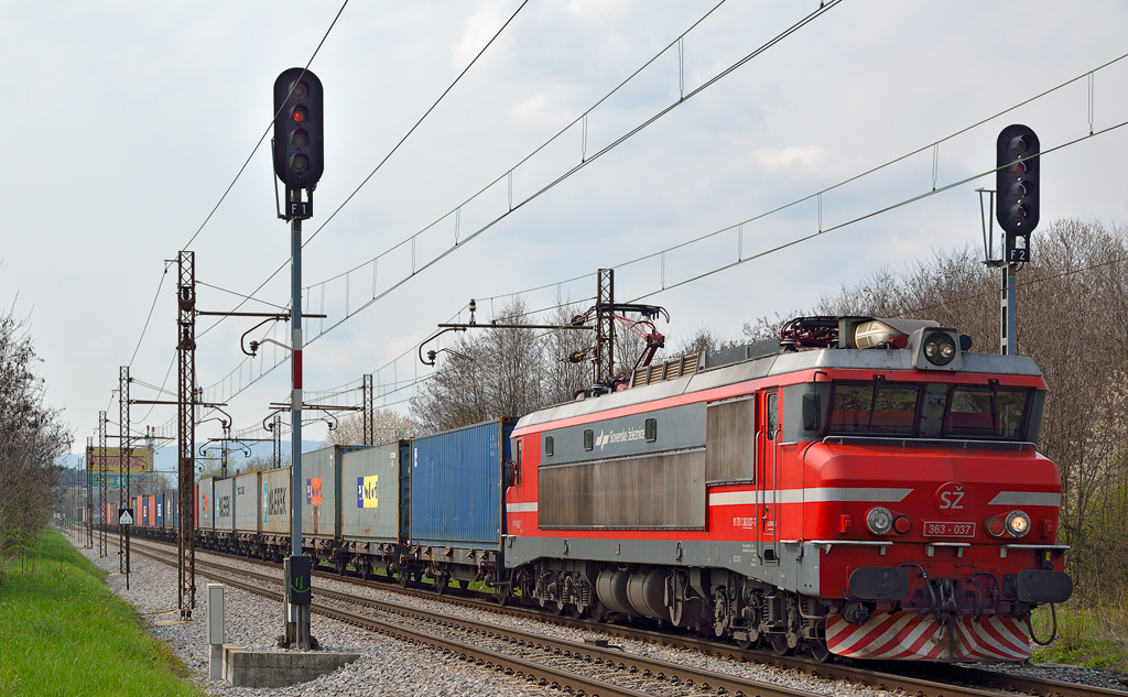 S 363-032 zieht Containerzug durch Maribor-Tabor Richtung Norden. /22.4.2013