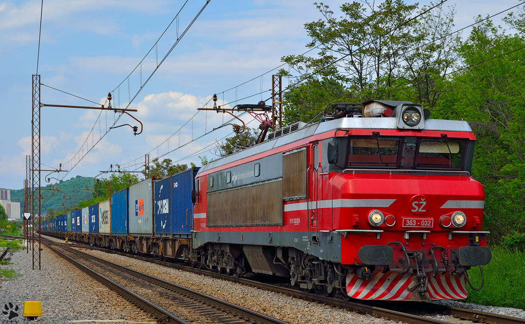 S 363-032 zieht Containerzug durch Maribor-Tabor Richtung Koper Hafen. /9.5.2013