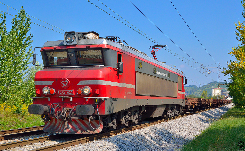 S 363-032 zieht Gterzug durch Maribor-Tabor Richtung Sden. /18.8.2012