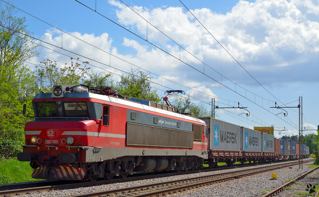S 363-033 zieht Containerzug durch Maribor-Tabor Richtung Norden. /3.5.2013