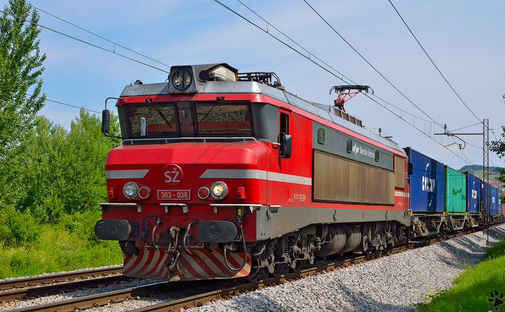 S 363-034 zieht Containerzug durch Maribor-Tabor Richtung Koper Hafen. /14.6.2013