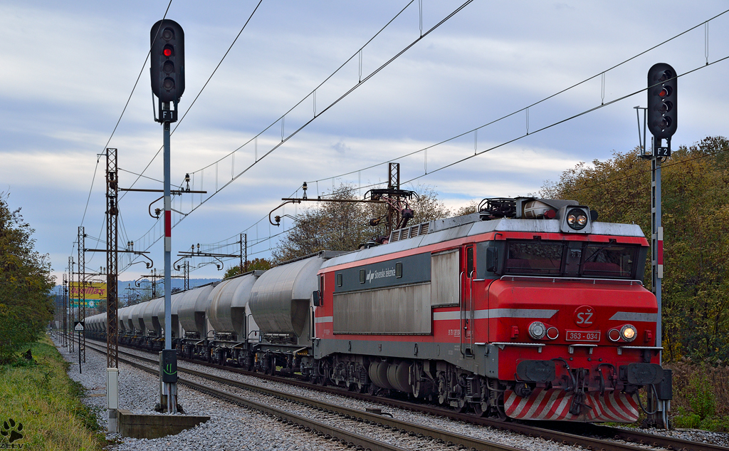 S 363-034 zieht Kesselzug durch Maribor-Tabor Richtung Norden. /3.11.2012