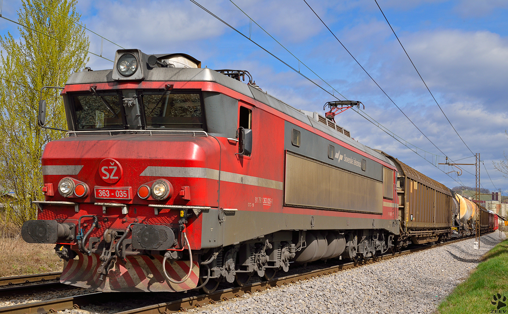 S 363-035 zieht Gterzug durch Maribor-Tabor Richtung Sden. / 30.3.2012