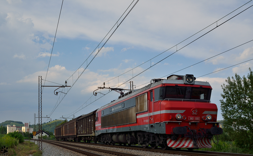 S 363-035 zieht Gterzug durch Maribor-Tabor Richtung Verschiebebahnhof Tezno. / 11.7.2012
