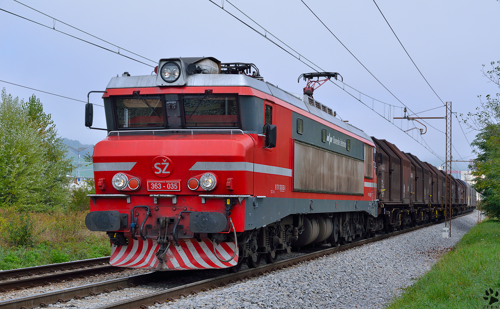 S 363-035 zieht Gterzug durch Maribor-Tabor Richtung Sden. /3.10.2012