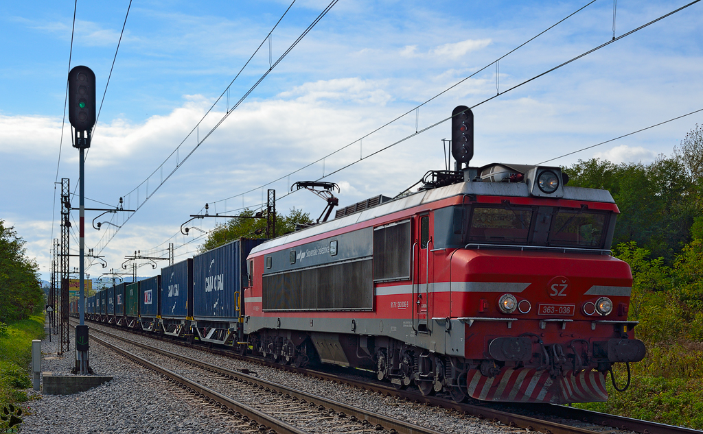 S 363-036 zieht Containerzug durch Maribor-Tabor Richtung Norden. /15.10.2012