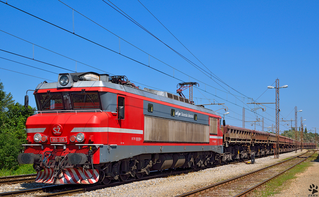 S 363-036 zieht Gterzug durch Pragersko Richtung Sden. /7.9.2012