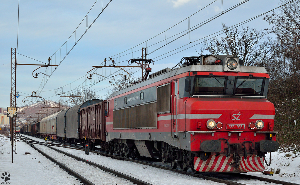 S 363-036 zieht Gterzug durch Maribor-Tabor Richtung Verschiebabahnhof Tezno. /14.12.2012