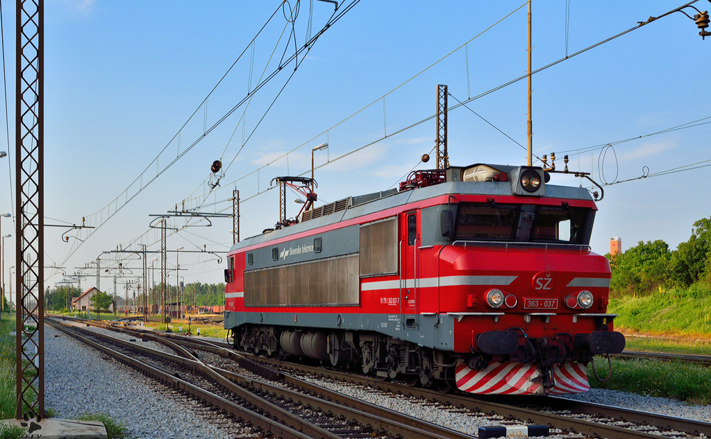 S 363-037 fhrt als Lokzug durch Maribor-Tezno Richtung Maribor Hauptbahnhof. /5.7.2012