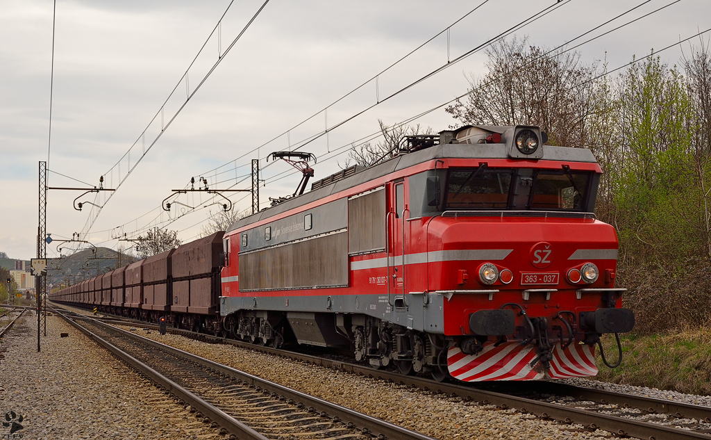 S 363-037 zieht Erzzug durch Maribor-Tabor Richtung Hafen Koper. / 29.3.2012