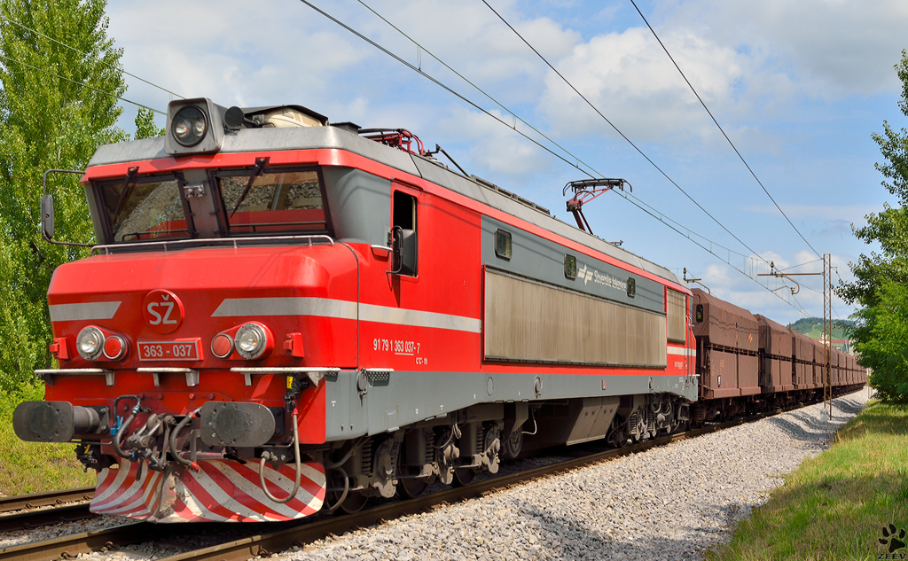 S 363-037 zieht Erzzug durch Maribor-Tabor Richtung Hafen Koper. /20.7.2012