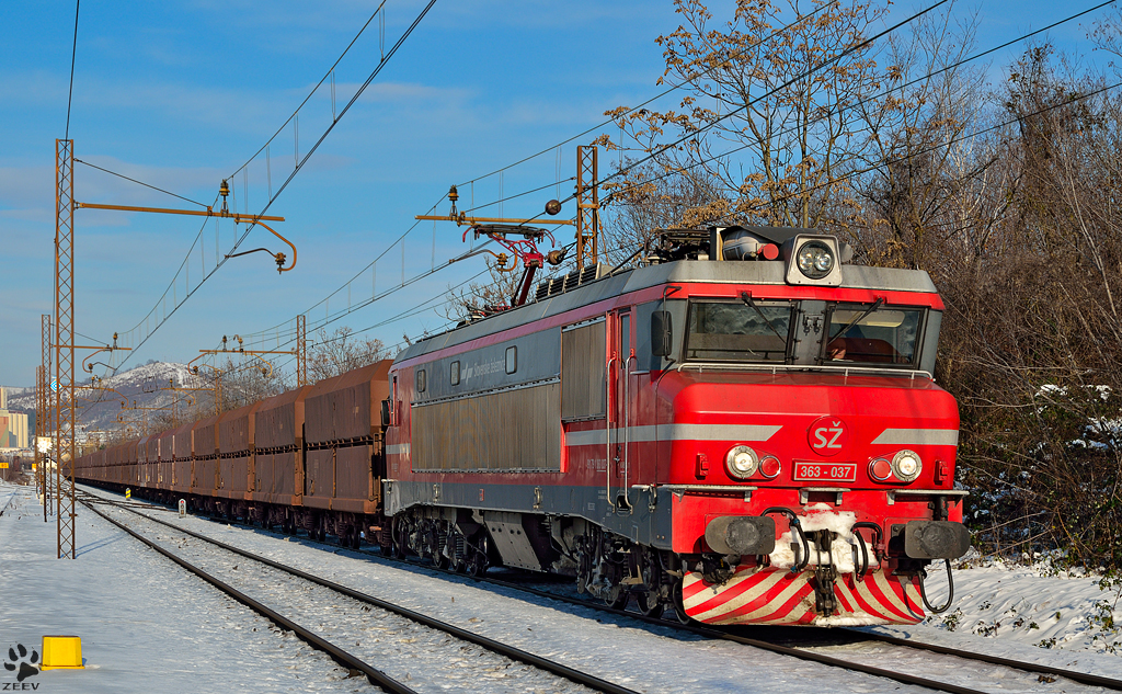 S 363-037zieht Erzzug durch Maribor-Tabor Richtung Hafen Koper. /11.12.2012