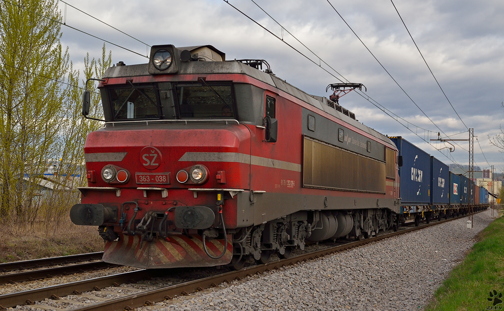 S 363-038 zieht Containerzug durch Maribor-Tabor Richtung Hafen Koper./ 30.3.2012