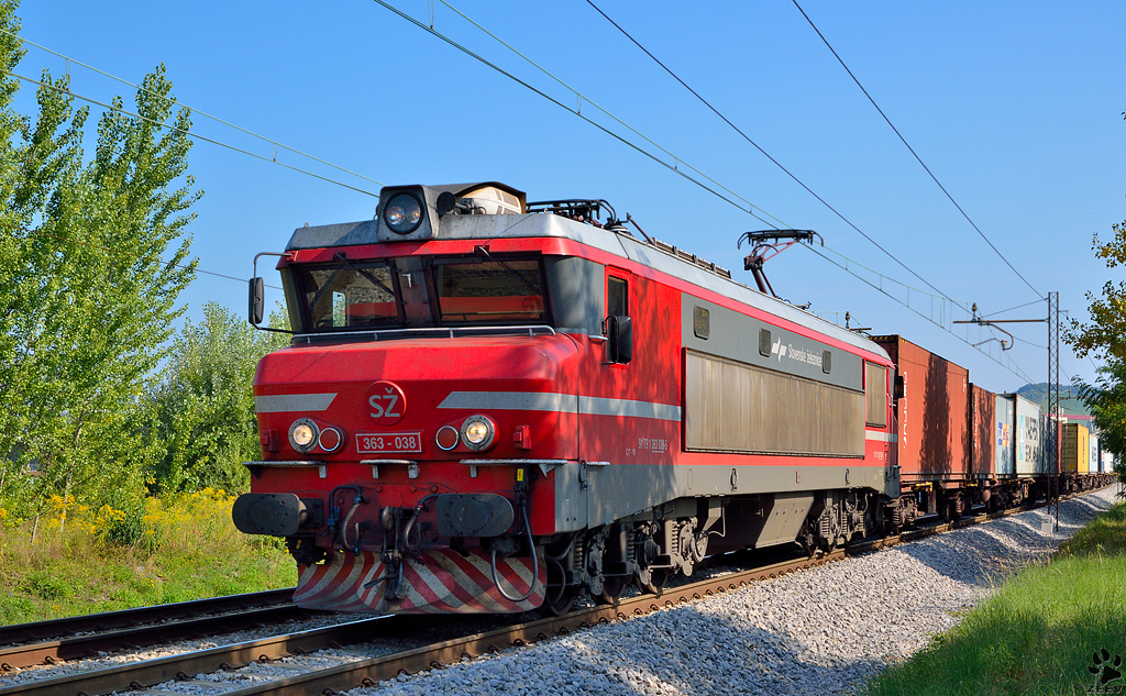 S 363-038 zieht Containerzug durch Maribor-Tabor Richtung Hafen Koper. /18.8.2012