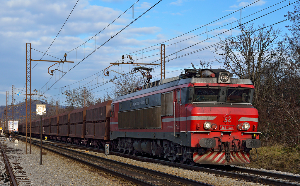S 363-038 zieht Erzzug durch Maribor-Tabor Richtung Hafen Koper. /3.1.2013