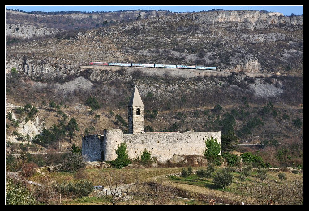 S 363-0xx mit IC502 auf der Koperbahn. Auf dem Bild ist die Dreifaltigkeitskirche in Hrastovlje.
Mehr Daten ber die Kirche kann man hier finden:
http://de.wikipedia.org/wiki/Hrastovlje

