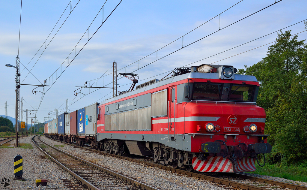 S 363-934 zieht Containerzug durch Pragersko Richtung Norden. /5.10.2012