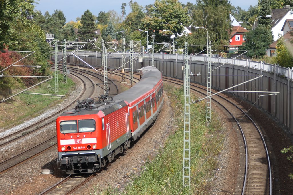 S 39618 (S2 Altdorf - Roth) erreicht den Hp. Schwabach-Limbach. Zuglok ist am 05.10.2012 143 914  