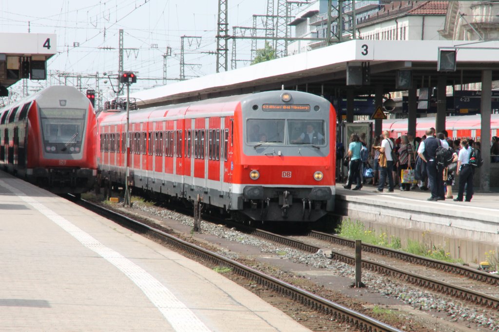 S 39619 von Schwabach nach Altdorf(bei N�rnberg) hat am 11. Mai 2012 den N�rnberger Hbf erreicht. In den frisch renovierten x-Wagen bietet sich den Fahrg�sten ein zeitgem��er Reisekomfort. Die auff�lligste Neuheit an den Steuerwagen ist die elektronische Zugzielanzeige, die nun endlich eine gute optische Fahrgastinformation bietet. 