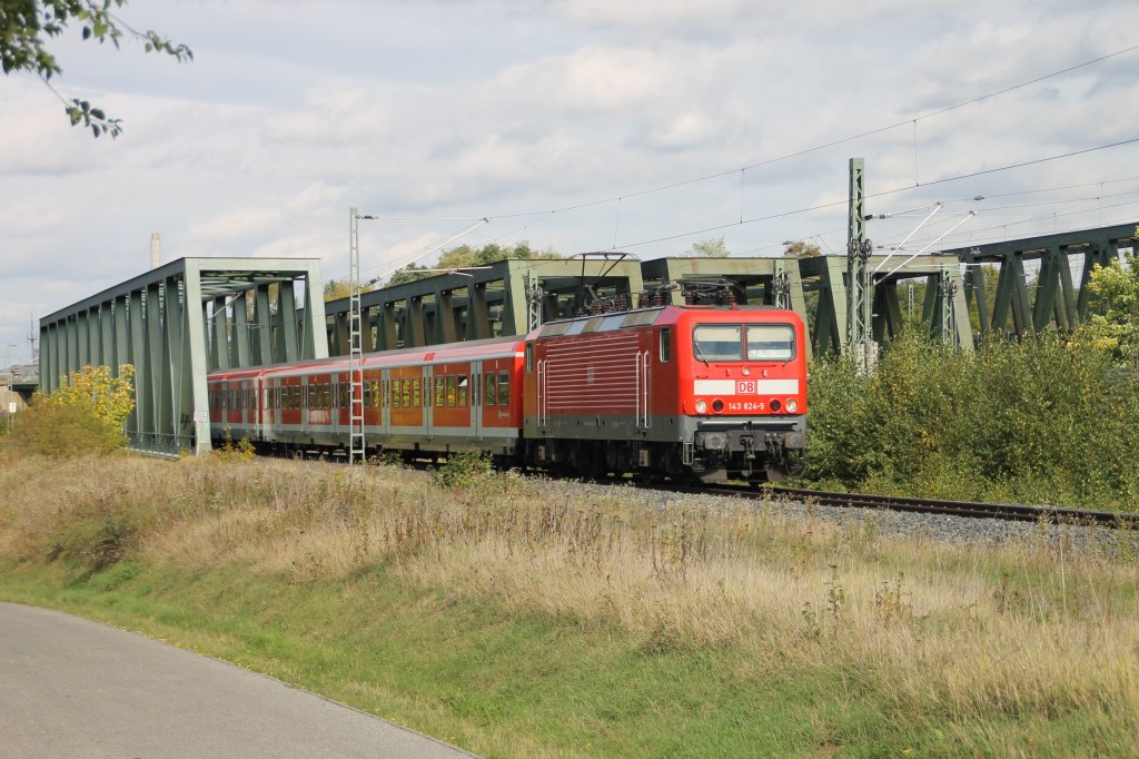 S 39624 (S2 Altdorf-Roth) f�hrt gerade �ber die Br�cke des Main-Donau-Kanals und wird gleich am Haltepunkt N�rnberg-Eibach halten. Als Zuglok dient am 05.10.2012 143 624