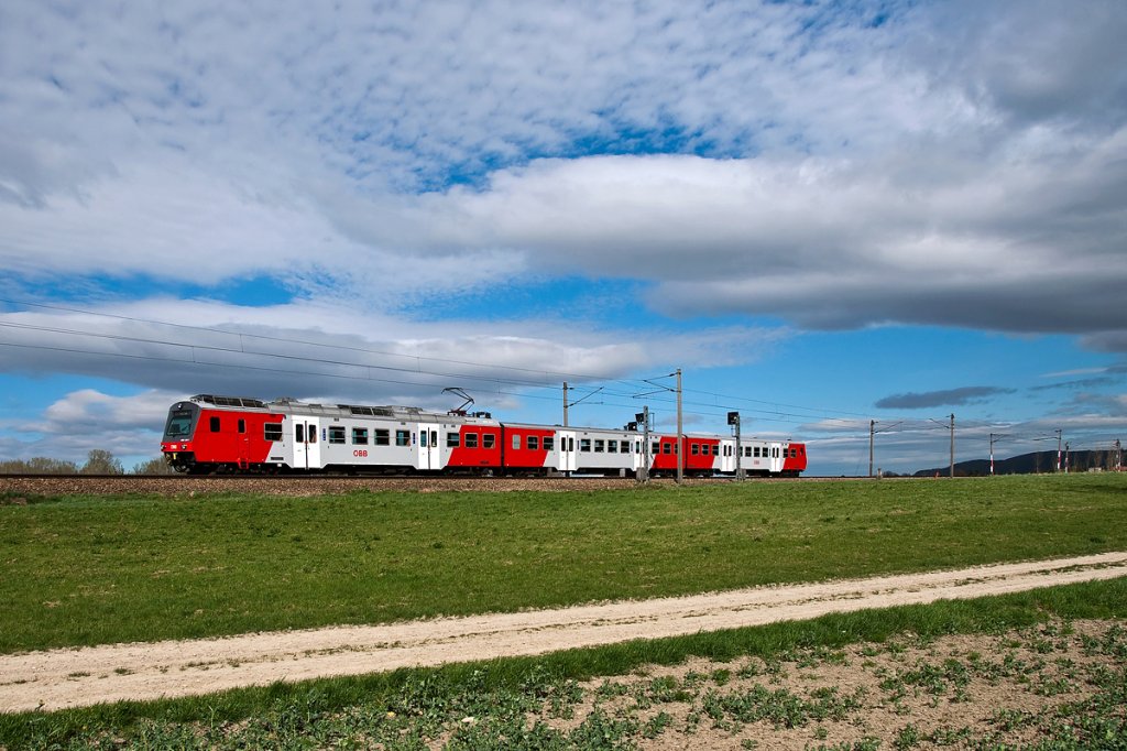 S 40 ist von Tulln nach Wien Franz Josef's Bahnhof unterwegs. Die Aufnahme entstand am 07.04.2011 kurz nach Langenlebarn.