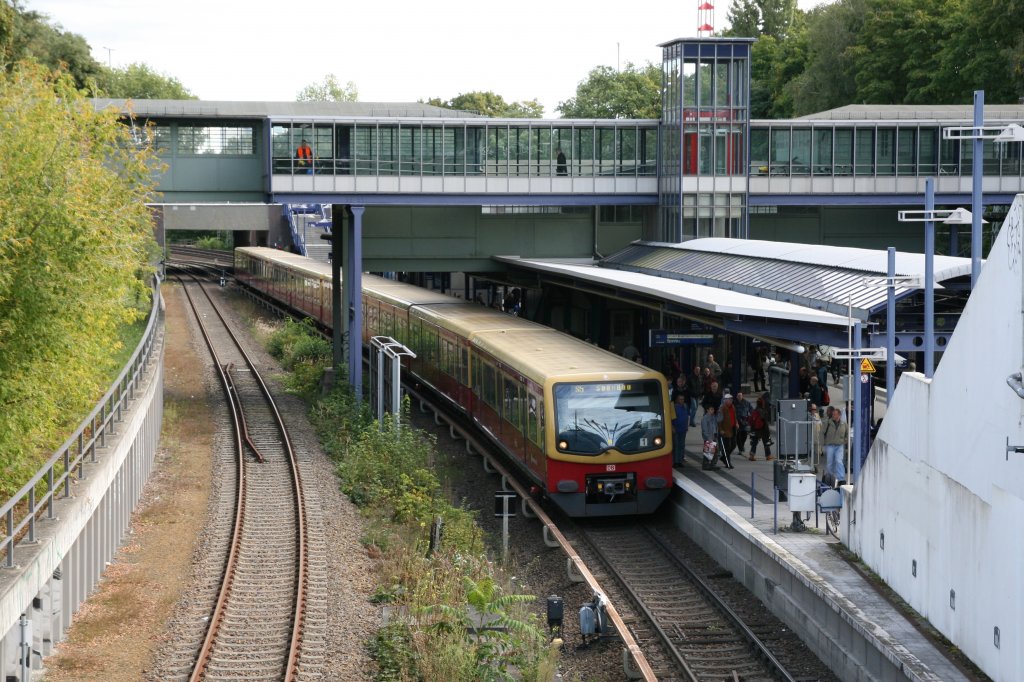 S 5 nach Spandau im Bahnhof Messe Sd am 23.09.2012