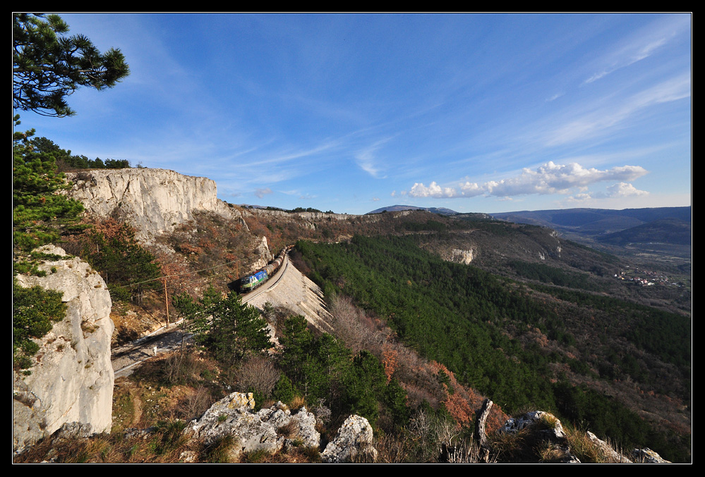 S 541-001 in der Nhe von Črnotiče auf der Koperbahn(27.2.2010).