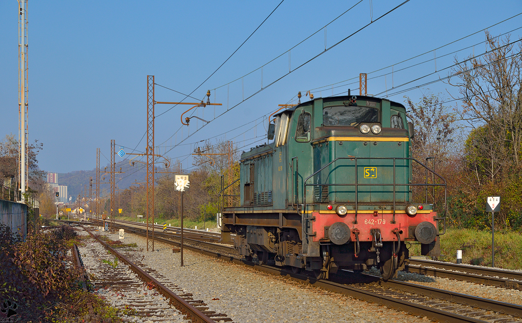 S 642-079 fhrt durch Maribor-Tabor Richtung Maribor Hauptbahnhof. /15.11.2012