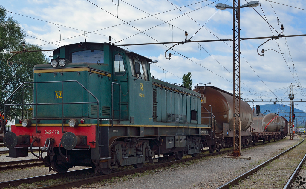 S 642-188 mit lokalem Gterzug auf Bahnhof Pragersko. /7.8.2012