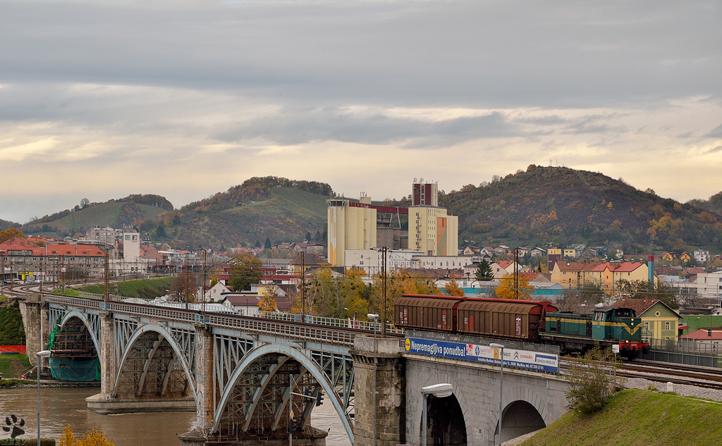S� 643-014 zieht zwei G�terwagons �ber die Draubr�cke in Maribor Richtung Tezno Verschiebebahnhof. / 6.11.2012