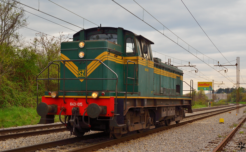S 643-015 Verschiebelok fhrt durch Maribor-Tabor Richtung Maribor Hauptbahnhof. / 18.4.2012