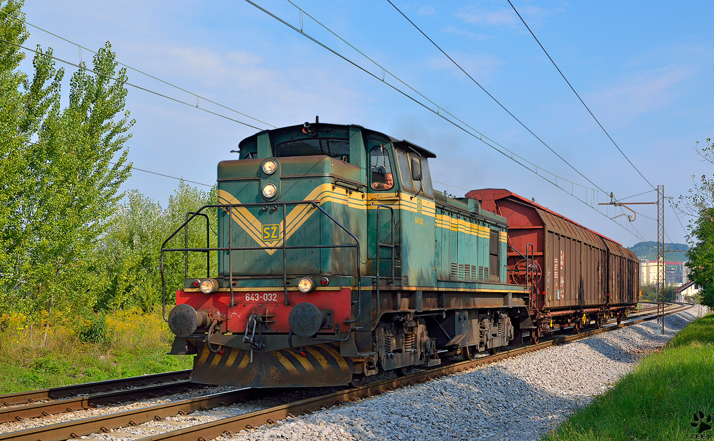 S 643-032 zieht zwei Gterwagons durch Maribor-Tabor Richtung Verschiebebahnhof Tezno. /12.9.2012