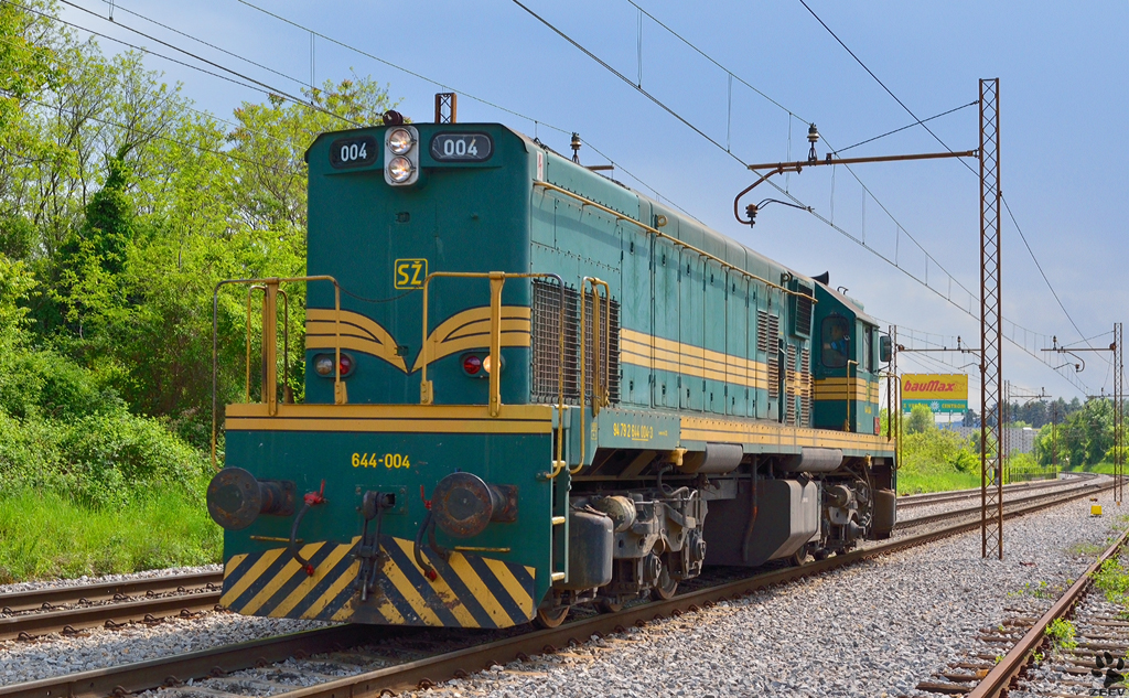 S 644-004 fhrt als Lokzug durch Maribor-Tabor Richtung Bahnhof Studenci. / 4.5.2012