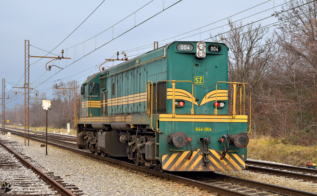 S 644-004 fhrt als Lokzug durch Maribor-Tabor Richtung Studenci. /11.1.2013
