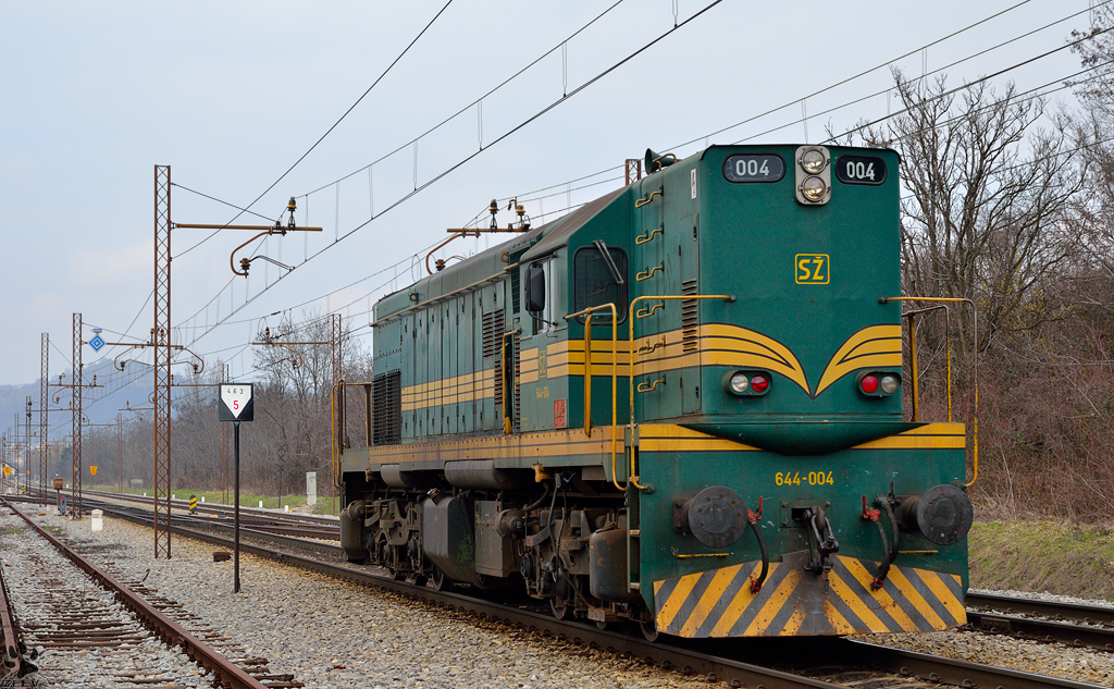 S 644-004 fhrt als Lokzug durch Maribor-Tabor Richtung Studenci Bahnhof. /4.4.2013
