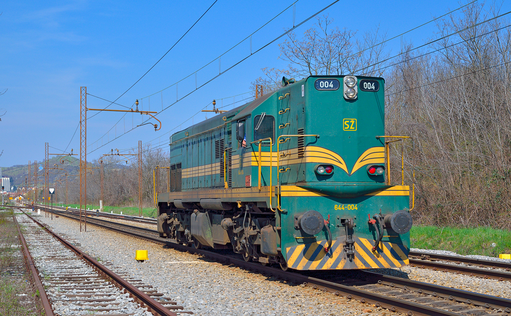 S 644-004 fhrt als Lokzug durch Maribor-Tabor Richtung Studenci Bahnhof. /18.4.2013