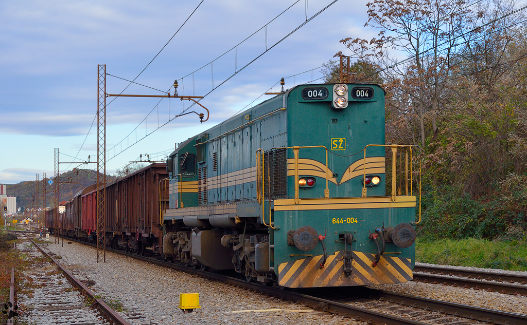 S 644-004 zieht Gterzug durch Maribor-Tabor Richtung Tezno Verschiebebahnhof. /7.11.2012