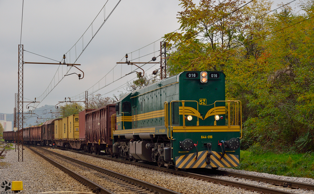 S 644-016 zieht Gterzug durch Maribor-Tabor Richtung Tezno Verschiebebahnhof. /25.10.2012