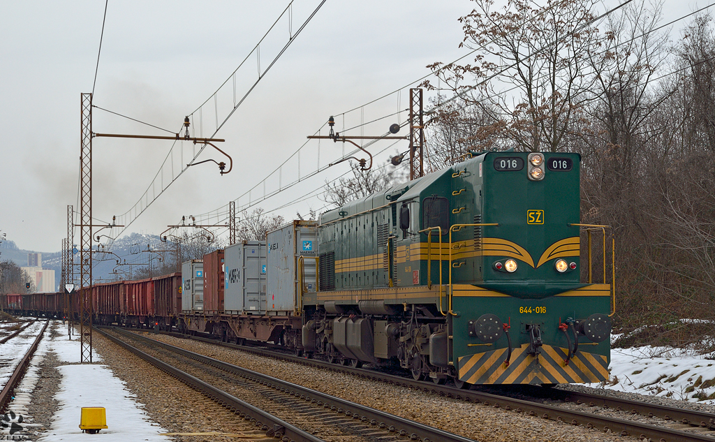 S 644-016 zieht Gterzug durch Maribor-Tabor Richtung Verschiebebahnhof Tezno. /1.2.2013