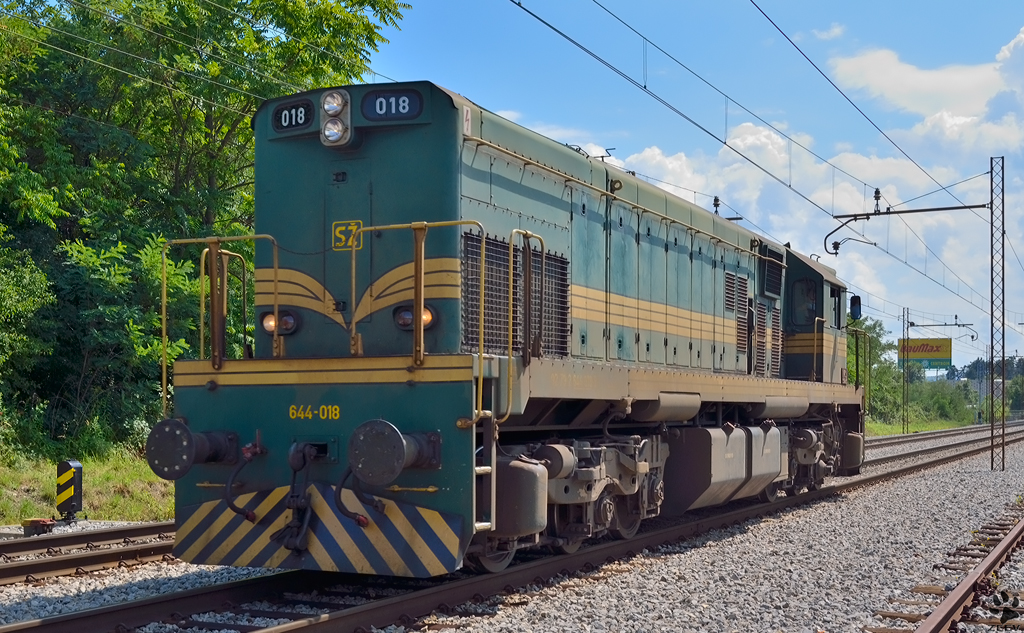 S 644-018 fhrt als Lokzug durch Maribor-Tabor Richtung Studenci Bahnhof. /26.7.2012
